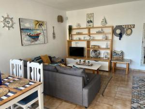 阿罗纳Primavera Tenerife Sur的客厅配有沙发和桌子