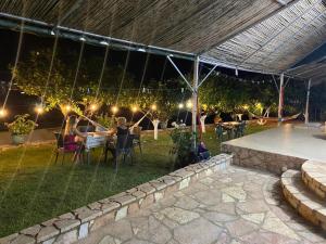 卡萨米尔Vila Panorama Ksamil的庭院里设有桌椅,晚上