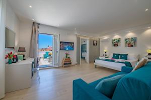 夏卡Vittoria Luxury Rooms的一个带蓝色沙发的大客厅和一间带