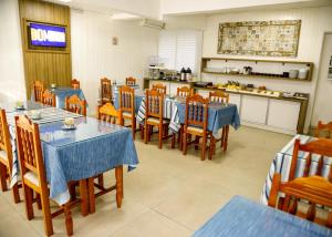 帕苏丰杜Planaltur Hotel的一间带桌椅的餐厅和一间厨房