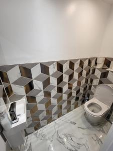 KentDaySpring White House - Dartford Kent的一间带卫生间和瓷砖墙的浴室