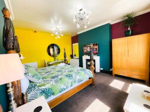古耳PHOENIX Apartments的一间卧室设有一张床和色彩缤纷的墙壁