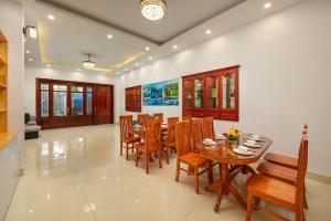 河内Hanoi Airport Suites Hostel & Travel的一间带桌椅的用餐室