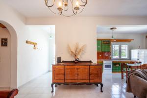 斯塔夫罗斯ISTORIA Residence的一间厨房,内设一个木制梳妆台