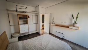 圣萨尔瓦多德朱Casa D, moderna de 2 habitaciones con jardín en barrio privado的卧室配有一张床