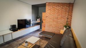 Casa D, moderna de 2 habitaciones con jardín en barrio privado的电视和/或娱乐中心