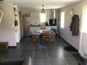 Maison cosy à Kervilahouen, 1 km de la mer, jardin, terrasse, BBQ, proche supérette, 5 pers. - FR-1-418-192平面图