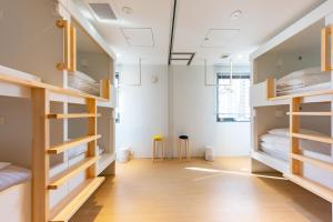 札幌plat hostel keikyu sapporo ichiba的宿舍间内的双层床间