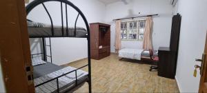 Kenyalang Lutong Homestay客房内的一张或多张双层床