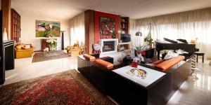 圣朱利亚诺-泰尔梅拉德莫拉德尔巴索托酒店的客厅配有沙发和桌子