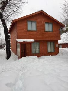奇廉内瓦达斯Villa La Quimera的前面有一堆积雪的红色房子