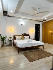 新德里Avatar Living @Safdarjung Enclave的一间卧室,卧室内配有一张大床