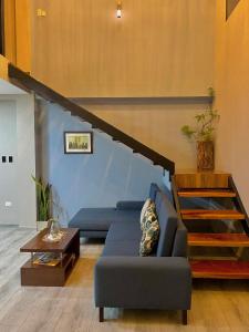阿约拉港Suites Hermosas cercanas a todo的客厅设有蓝色的沙发和楼梯。