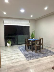 阿约拉港Suites Hermosas cercanas a todo的一间位于地毯上的带桌椅的用餐室