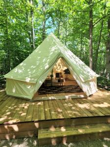 Miller LakeGrotto Getaway的树林甲板上的帐篷
