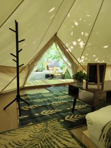 Miller LakeGrotto Getaway的一个带一张床和一张桌子的帐篷