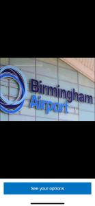 比肯希尔Arden House NEC Birmingham & Airport的建筑物一侧的空港标志