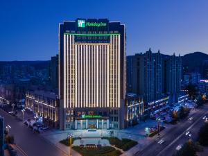 西宁西宁大通假日酒店的城市的一座有灯光的建筑
