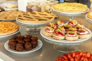 阿拉西奥斯皮亚贾格大酒店的自助餐,包括蛋糕、馅饼和其他盘子上的甜点