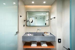 马尔马里卡拉维尔海滩酒店的一间带水槽和镜子的浴室