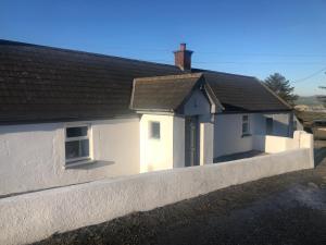 Entire Cottage The Nest, Omeath near Carlingford的白色的房屋,有白色的墙壁