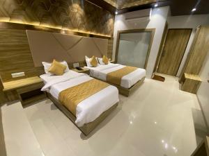 孟买Hotel BKC CROWN - Near Trade Centre, Visa Consulate的一间卧室,配有两张床