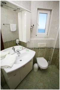 希杰弗朗吉卡维多利亚酒店的一间带水槽、卫生间和镜子的浴室