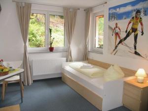 策拉-梅利斯斯登格鲁德酒店的一间卧室配有一张壁画床
