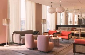 楠泰尔OKKO Hotels Paris La Défense的大堂,大楼里摆放着五颜六色的桌椅
