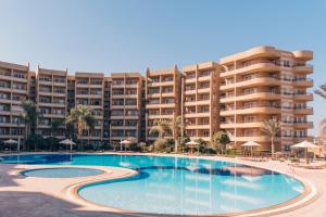 艾因苏赫纳Grand Ocean El Sokhna的大楼前设有大型游泳池的酒店