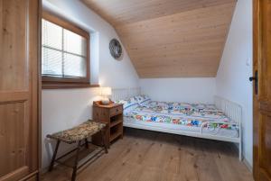 特尔乔夫Chalupa Anička - Terchová的一间卧室设有一张床和木制天花板