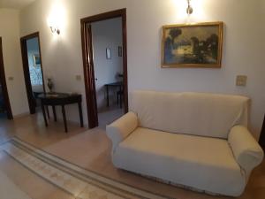 RegalbutoVilla Guido的客厅配有白色的沙发和桌子