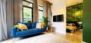 斯诺科Apartament nad Zalewem的客厅配有蓝色的沙发和电视