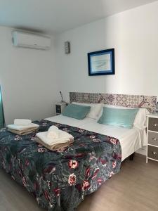 科拉雷侯Vivienda Vacacional Casa Federico的一间卧室配有一张带花卉图案的毯子的大床