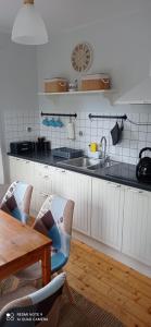 波波林Sardyna Bałtycka的厨房配有水槽和桌椅