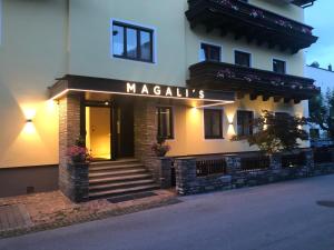滨湖采尔Magali's, Bed & Breakfast - former Pension Andrea的带有读马卡里乌斯的标志的建筑