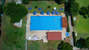 KaravómilosTsamadanis Hotel & Bungalows Friends Family的享有庭院游泳池的顶部景色