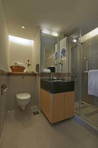 八打灵再也皇家春兰曲线酒店的浴室配有卫生间、盥洗盆和淋浴。