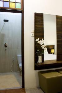 日惹格兰德玛尔托酒店的一间带卫生间和镜子的浴室