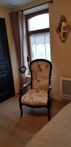La Maison de Manon的椅子坐在带窗户的房间
