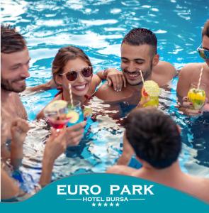 伯萨Euro Park Hotel Bursa Spa & Convention Center的一群人在游泳池里喝饮料