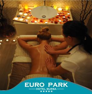 伯萨Euro Park Hotel Bursa Spa & Convention Center的躺在房间里床的男人和女人