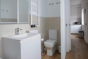 圣布里希达Albor Suites的白色的浴室设有卫生间和水槽。