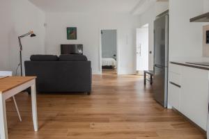 圣布里希达Albor Suites的带沙发和木地板的客厅