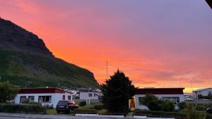 BolungarvíkWestfjords - Rooms的山 ⁇ 小镇上的日落