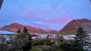 BolungarvíkWestfjords - Rooms的天上彩虹的山脉景色