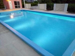 石垣岛野底海滩乡村酒店的一座明亮的蓝色大型游泳池