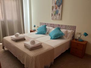科拉雷侯Vivienda Vacacional Maga的一间卧室配有带毛巾的床