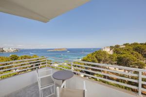 马盖鲁夫Dreams Calvia Mallorca的一个带桌椅的海景阳台