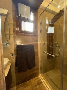 Luxury Mamoura Alexandria Apartment的一间浴室
